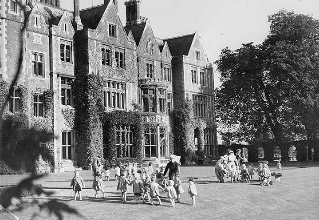 Sau khi chiến sự nổ ra, giới chức Anh đã triển khai chiến dịch Pied Piper nhằm sơ tán khoảng 1,5 triệu công dân Anh từ các thành phố lớn tới các thị trấn, làng mạc an toàn ở vùng nông thôn.