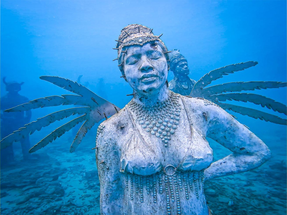 Những tác phẩm điêu khắc được thiết kế để hoạt động như những rạn san hô nhân tạo. Nhờ vậy, các sinh vật biển như bạch tuộc, tôm hùm... có thể trú ngụ trong các bức tượng. Ảnh: Erik Trinidad.
