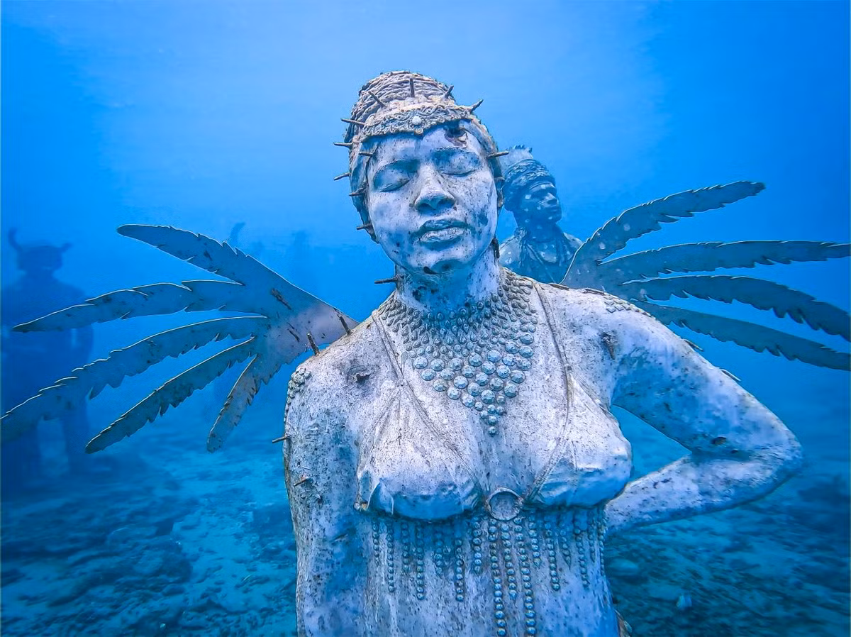 Những tác phẩm điêu khắc được thiết kế để hoạt động như những rạn san hô nhân tạo. Nhờ vậy, các sinh vật biển như bạch tuộc, tôm hùm... có thể trú ngụ trong các bức tượng. Ảnh: Erik Trinidad.