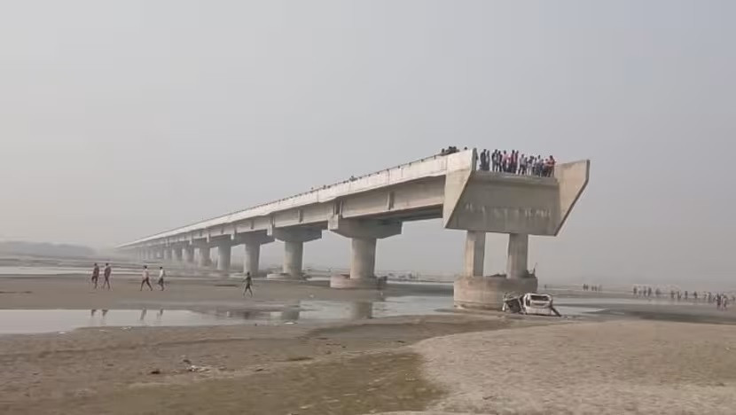 Cây cầu mà 3 người đàn ông này đi qua bị hư hỏng nặng do lũ lụt vào vài tháng trước. Công ty xây dựng mới chỉ trong giai đoạn bắt đầu sửa chữa. Ảnh: X/@jsuryareddy.