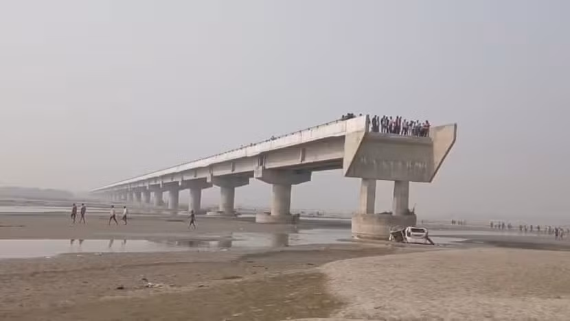 Cây cầu mà 3 người đàn ông này đi qua bị hư hỏng nặng do lũ lụt vào vài tháng trước. Công ty xây dựng mới chỉ trong giai đoạn bắt đầu sửa chữa. Ảnh: X/@jsuryareddy.