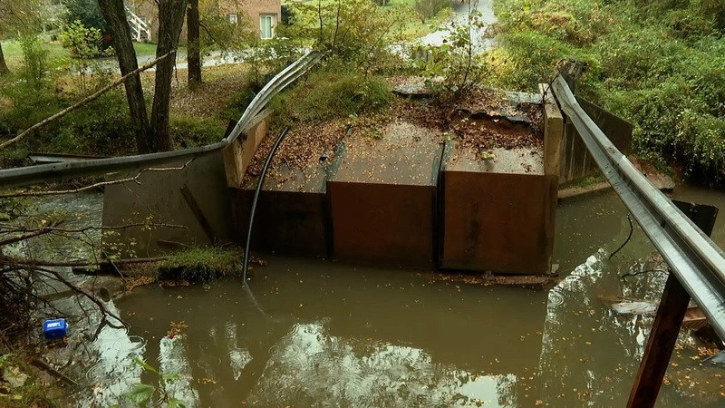 Cây cầu đã sập gần 10 năm trước nên kể từ đó không thể đi qua. Tuy nhiên, Google Maps vẫn ghi nhận cây cầu đó là một con đường bình thường. Ảnh: MorganFrancesTV/X.