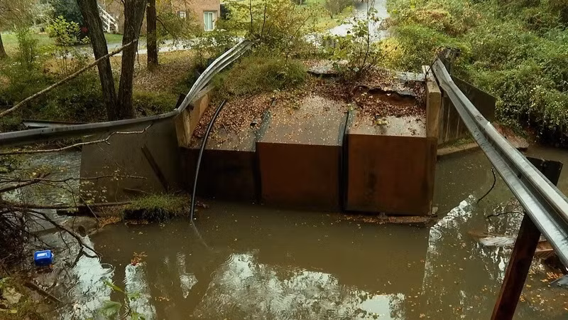 Cây cầu đã sập gần 10 năm trước nên kể từ đó không thể đi qua. Tuy nhiên, Google Maps vẫn ghi nhận cây cầu đó là một con đường bình thường. Ảnh: MorganFrancesTV/X.