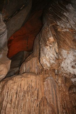 Một người trong nhóm đã quay trở lại thị trấn để lấy một chiếc thang cao để có thể trèo lên lối đi bí mật. Khi vào bên trong, họ đã chụp một số bức ảnh rồi sau đó báo cáo phát hiện này cho George Hasemann, giám đốc khoa khảo cổ học tại Viện Nhân chủng học và Lịch sử Honduras ở Tegucigalpa.