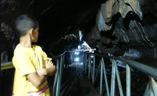 Theo nghiên cứu của các chuyên gia, những thi hài này được bao phủ một lớp tinh thể canxi qua nhiều thế kỷ. Những tinh thể này phản chiếu ánh sáng khiến các thi hài cổ xưa có vẻ ngoài phát sáng.