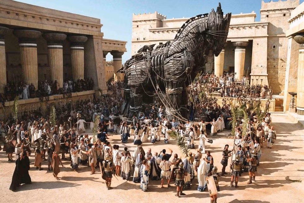 Trong suốt 9 năm, cuộc chiến giữa thành Troy với thành bang Sparta vô cùng ác liệt, khó phân thắng bại. Đến năm thứ 10 (tức năm 1260 trước Công nguyên), người Sparta nghĩ ra mưu kế là giấu 100 binh lính vào bên trong một con ngựa gỗ khổng lồ.