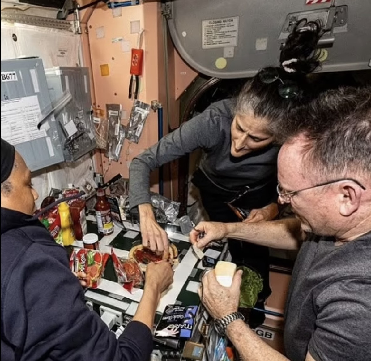 Tuy nhiên, sau khi Starliner cập bến ISS, con tàu này gặp sự cố rò rỉ nhiên liệu. Trong quá trình sửa chữa tàu Starliner, các chuyên gia phát hiện thêm các điểm rò rỉ trên tất cả động cơ đẩy của con tàu. Vì vậy, phi hành gia Butch và Sunita sẽ ở lại ISS cho đến ít nhất là tháng 2/2025 mới có thể quay trở về Trái Đất. Ảnh: NASA.