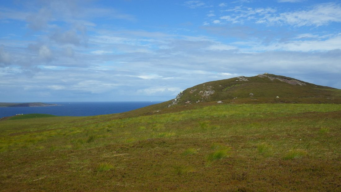 Sau khi Chiến tranh thế giới 2 kết thúc vào năm 1945, đảo Gruinard trở thành cấm địa, ngoại trừ một nhóm nhà khoa học đến để kiểm tra đất có bị ô nhiễm không. Kết quả là các bào tử bệnh than không hoạt động có thể tồn tại ở đó trong hàng chục năm. Người dân đã mô tả hòn đảo này "một con quái vật ô nhiễm". Ảnh: Scotislands.