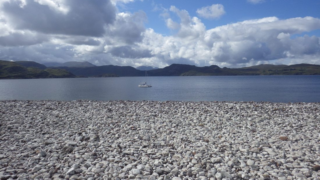 Đứng trước mối đe dọa này, các nhà khoa học tại Porton Down, phòng thí nghiệm tối mật của quân đội Anh, được giao nhiệm vụ tìm hiểu sâu hơn về vũ khí hóa học và sinh học. Bệnh than, bệnh truyền nhiễm do vi khuẩn Bacillus anthracis gây ra, đặc biệt thu hút sự chú ý của họ. Căn bệnh này thường được phát hiện ở gia súc, động vật hoang dã nhưng cũng có thể lây nhiễm cho con người. Ảnh: Scotislands.