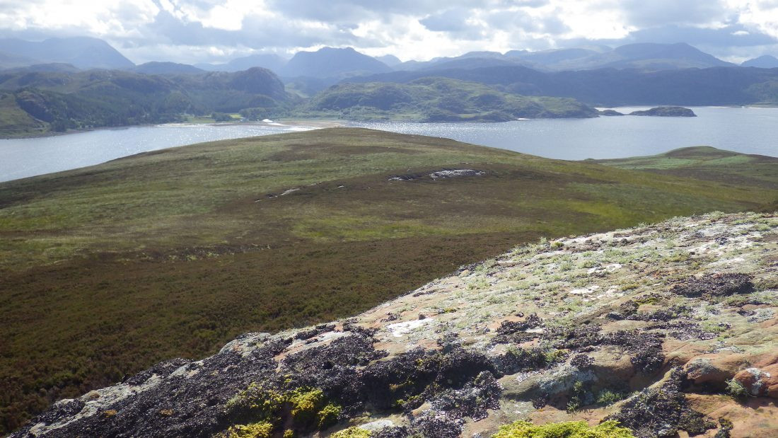 Đến những năm 1980, chính phủ Anh khởi động một dự án dọn dẹp toàn diện trên đảo Gruinard. Sau đó, các chuyên gia trở lại đảo, tiêm vaccine phòng bệnh than và mặc đồ bảo hộ để khử trùng bằng cách phun lên lớp đất mặt nước biển và formaldehyde. Họ phun 50 lít dung dịch cho mỗi m2 đất trên đảo. Ảnh: Scotislands.