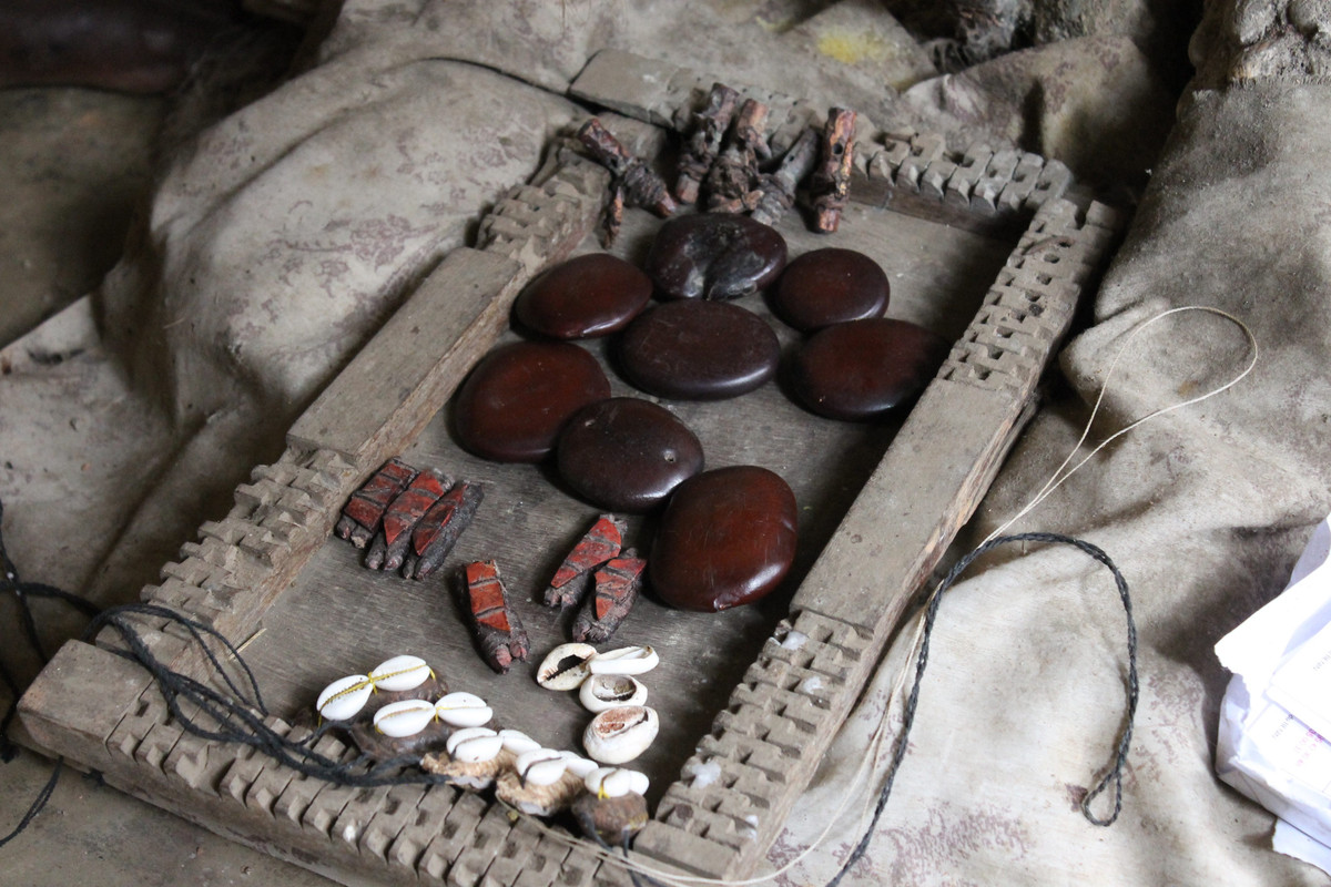 Không phải du khách nào cũng dám ghé thăm chợ Akodessewa Fetish. Những người thích cảm giác mạnh tới nơi này và có thể mua những bức tượng bảo vệ hay bùa bình an. Ảnh: atlasobscura.