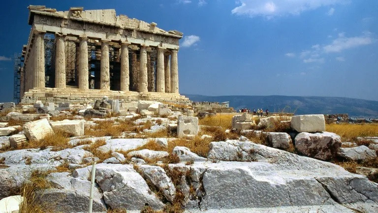 Đặc biệt, Athens là nơi chào đời của nhiều triết gia vĩ đại như Socrates, Plato, Aristotle... Trải qua nhiều thế kỷ cũng như các cuộc chiến, thảm họa thiên nhiên..., Athens tồn tại đến ngày nay và trở thành một trong những thành phố cổ xưa phát triển hưng thịnh ở châu Âu. Ảnh: M.E. Wilcox/Getty Images.