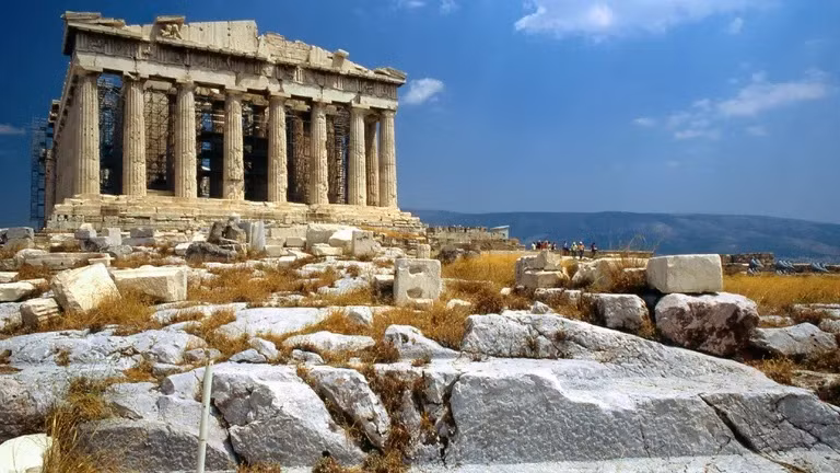 Đặc biệt, Athens là nơi chào đời của nhiều triết gia vĩ đại như Socrates, Plato, Aristotle... Trải qua nhiều thế kỷ cũng như các cuộc chiến, thảm họa thiên nhiên..., Athens tồn tại đến ngày nay và trở thành một trong những thành phố cổ xưa phát triển hưng thịnh ở châu Âu. Ảnh: M.E. Wilcox/Getty Images.