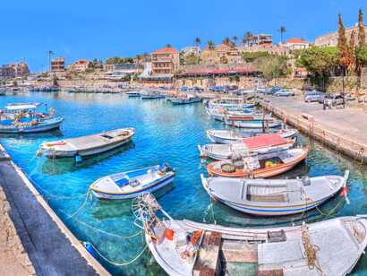 Theo các nhà nghiên cứu, thành phố Byblos có người sinh sống liên tục từ năm 5000 trước Công nguyên. Đây cũng là cái nôi của nhiều nền văn hóa cổ xưa với nhiều công trình, kiến trúc, hiện vật quý giá... tồn tại đến ngày nay. Trong đó, Byblos được biết đến là thành phố đầu tiên của Phoenicia, nền văn minh nằm ở miền bắc khu vực Canaan cổ đại. Ảnh: Meer.com.