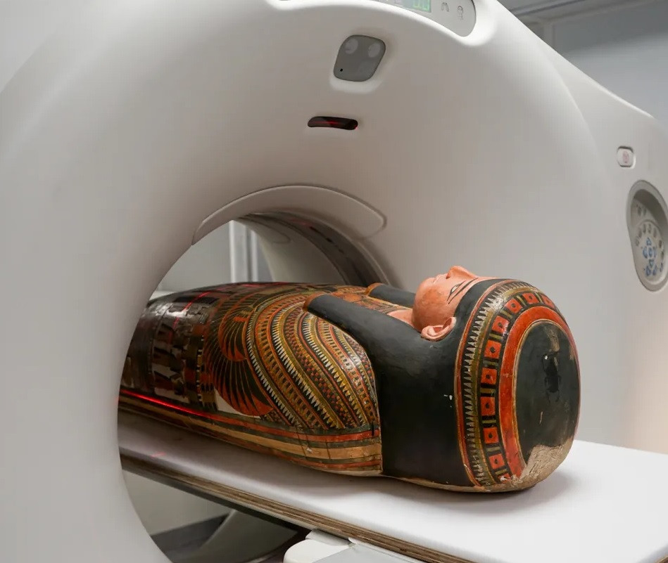 Thông qua chụp cắt lớp vi tính (CT) tạo ra hình ảnh 3D của vật thể bằng cách xếp chồng hàng nghìn bản scan X - quang lên nhau dựa trên kỹ thuật số, giới nghiên cứu đã giải mã được bí mật này. Theo họ, người Ai Cập thời cổ đại đã tạo vết rạch ở phía sau hộp cartonnage và làm mềm vật liệu bằng hơi ẩm để nó trở nên dẻo dai.