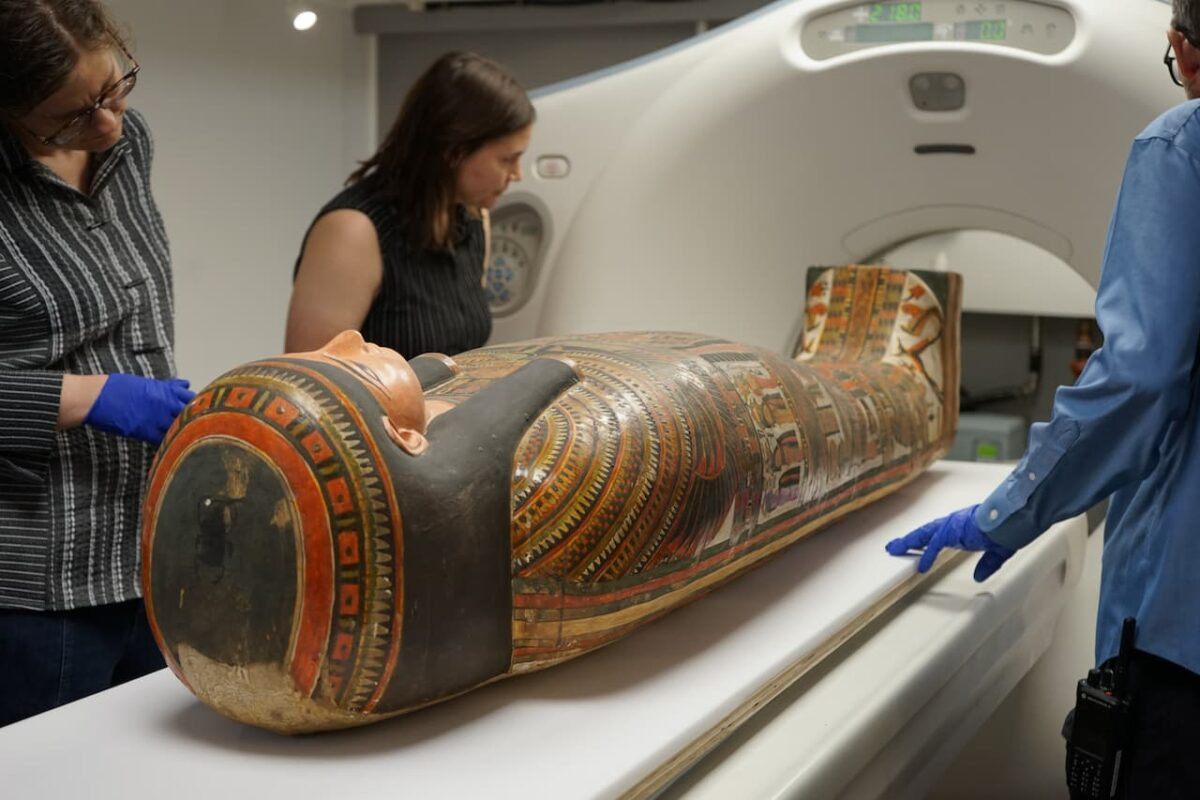 Chuyên gia Brown giải thích thêm lớp sơn trên lớp cartonnage ngoài cùng được trang trí và đánh bóng khi xác ướp vẫn đặt ở tư thế thẳng đứng. Sau khi hoàn tất quá trình này, quý bà Chenet-aa được chôn cất.