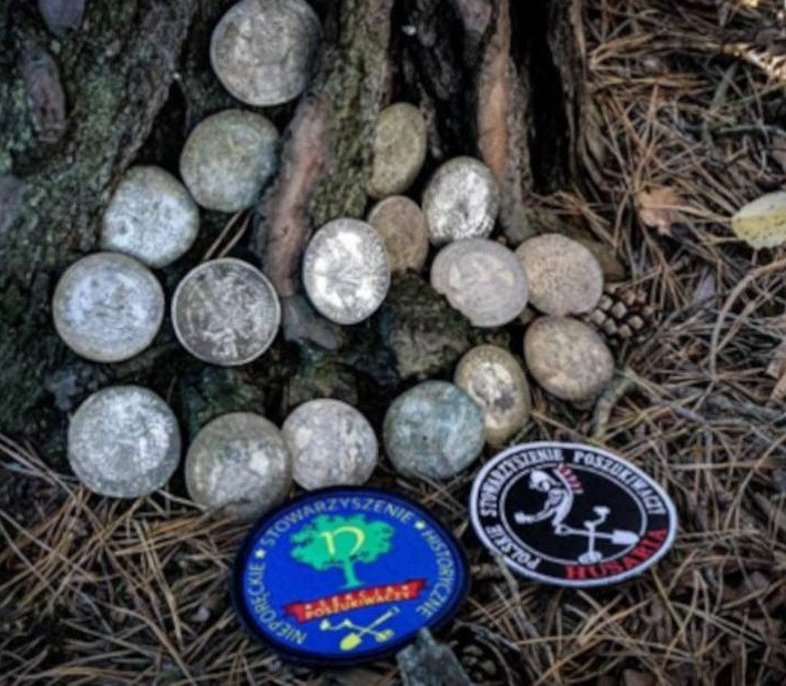 Các nhà nghiên cứu suy đoán kho báu tiền cổ trên có thể liên quan đến cuộc Chiến tranh Ba mươi năm (1618 - 1648) và các cuộc xung đột xảy ra sau đó.