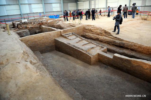 Các nhà khảo cổ phát hiện lăng mộ gồm 2 ngôi mộ. Tổng diện tích lăng mộ khoảng 41 m2. Họ tìm thấy hài cốt của 1 nam và 1 nữ trong 2 mộ cổ.