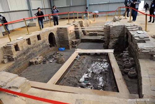 Thi hài nam giới được các chuyên gia xác định là Tùy Dạng Đế Dương Quảng nhờ tấm bia ở góc phía nam của khu mộ có khắc dòng chữ "Tùy cố Dạng Đế mộ chí" và năm mất vào năm 618.