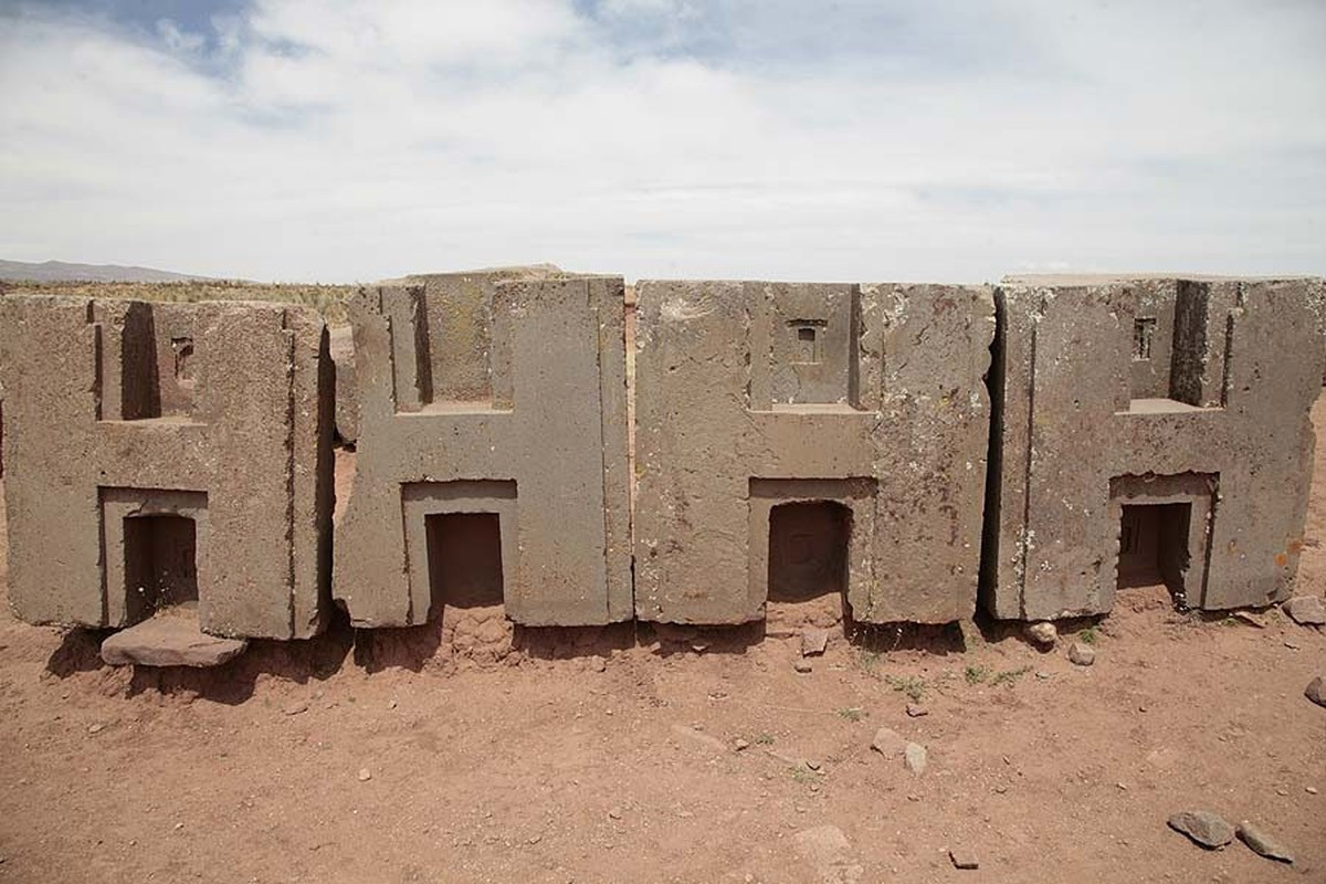 Puma Punku ở Bolivia cũng được cho là có liên quan đến người ngoài hành tinh. Theo các chuyên gia, công trình này là một phần của ngôi đền lớn ở Tiwanaku. Theo truyền thuyết của người Inca, đây là nơi thế giới được tạo ra.