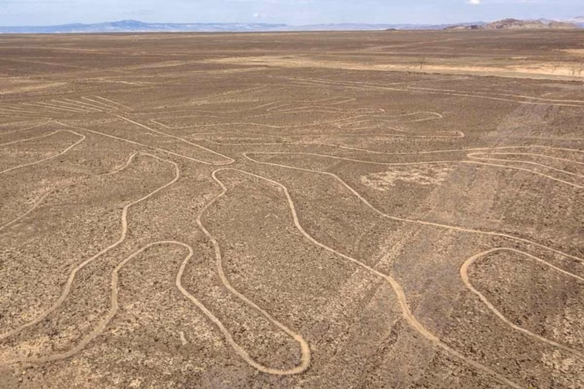 Dù dành nhiều thời gian nghiên cứu nhưng đến nay giới khoa học vẫn chưa thể giải mã những hình vẽ Nazca do ai tạo ra, mục đích là gì. Một giả thuyết cho rằng, nền văn minh ngoài hành tinh đã tạo ra chúng để đánh dấu vị trí cất cánh hay hạ cánh UFO.