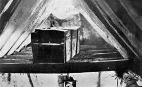 Mục sư Thomas làm theo di chúc của ông Trigg. Theo đó, quan tài của ông Trigg được kéo lên xà nhà kho cách mặt đất khoảng 3m. Tuy nhiên, đến đầu những năm 1800, nhiều phần thi hài của ông bị những người khách tới tham quan trộm mất.