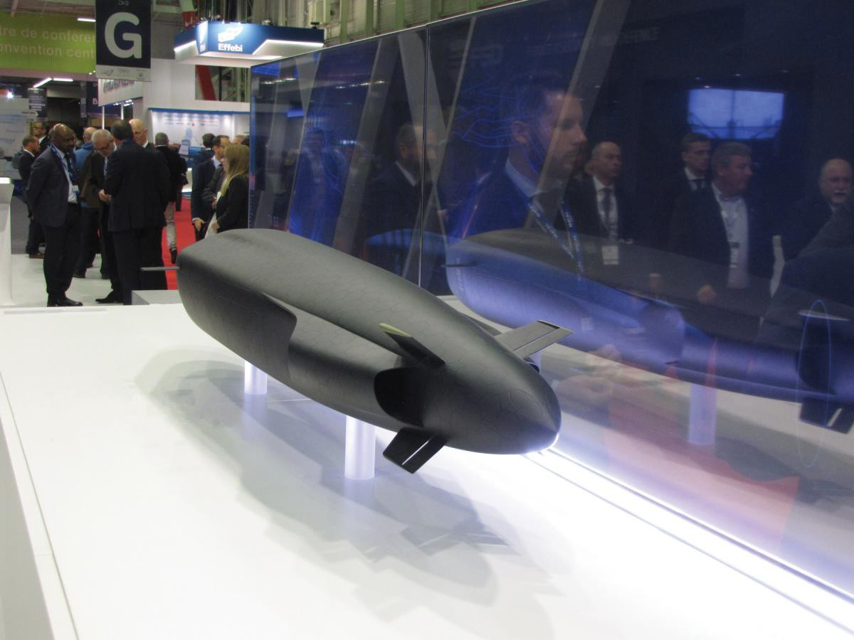 Do vậy lớp phủ của tàu ngầm được tạo thành dạng vảy, nó bao gồm các tấm cao su ngăn chặn sự định vị bằng tiếng vang. Dự kiến trong tương lai lớp vảy này còn được trang bị các cảm biến đánh giá môi trường.