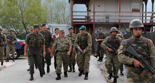 Nói chính xác hơn, tổng cộng 1.960 quân nhân Nga, 380 đơn vị xe cơ giới và các thiết bị đặc biệt khác, 90 xe bọc thép chở quân và xe chiến đấu bộ binh sẽ được triển khai ở Nagorno-Karabakh.