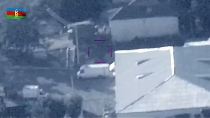 Giới chuyên gia nhận xét Tor-M2KM được gọi là "sát thủ của máy bay không người lái" vì ở Syria chúng đã thể hiện hiệu quả cao trong cuộc chiến chống lại UAV, tuy nhiên tại chiến trường Kavkaz, hệ thống lại chẳng thể phát hiện 2 chiếc Bayraktar TB2 áp sát.