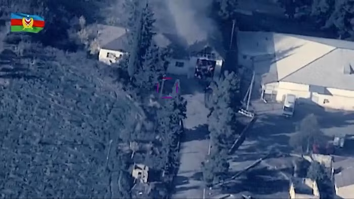 Tên lửa đánh chặn nhiên liệu rắn 9M331 của Tor-M2KM có tầm bắn 12 km; vận tốc tối đa 800 m/s; phạm vi phá hủy mục tiêu tối thiểu ở độ cao 10 m là 1.500 m và ở độ cao hơn 100 m không quá 1.000 m.