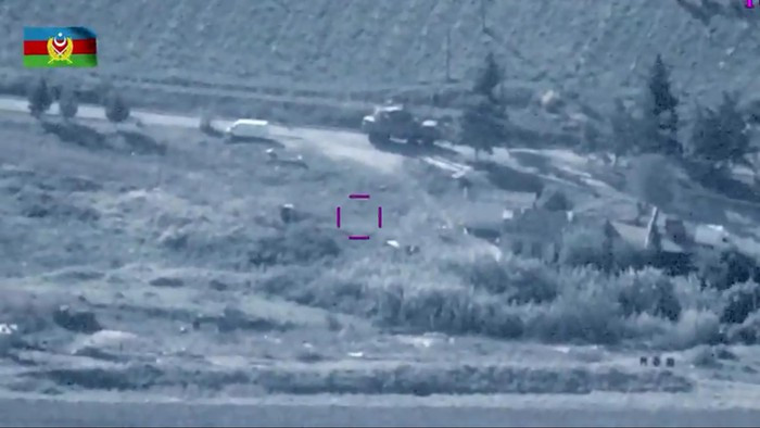 Đoạn video được giới thiệu là quay vào ngày 9/11, cho thấy hệ thống phòng không được định vị từ xa và sau đó đã cố gắng ẩn nấp trong cấu trúc giống như một nhà để xe hoặc xưởng nhỏ. Tuy nhiên nó đã bị theo dõi từ một máy bay không người lái và tên lửa đánh đúng mục tiêu.