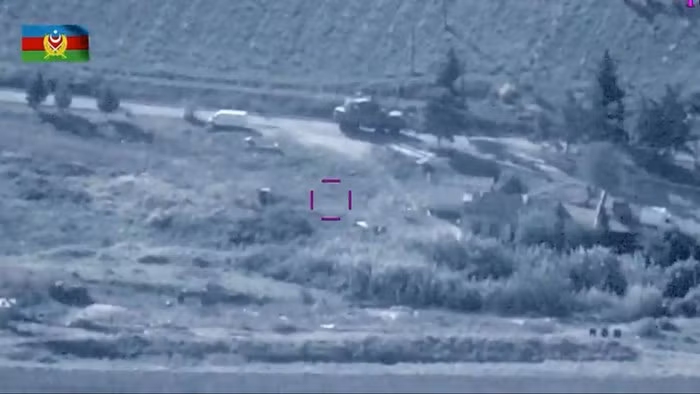 Đoạn video được giới thiệu là quay vào ngày 9/11, cho thấy hệ thống phòng không được định vị từ xa và sau đó đã cố gắng ẩn nấp trong cấu trúc giống như một nhà để xe hoặc xưởng nhỏ. Tuy nhiên nó đã bị theo dõi từ một máy bay không người lái và tên lửa đánh đúng mục tiêu.