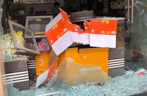 Xe tai no lop, mam xe bay vao cua hang ca phe-Hinh-2