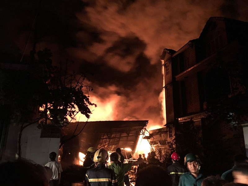 TPHCM: Chay kho dau hang tram canh sat dap lua xuyen dem-Hinh-2