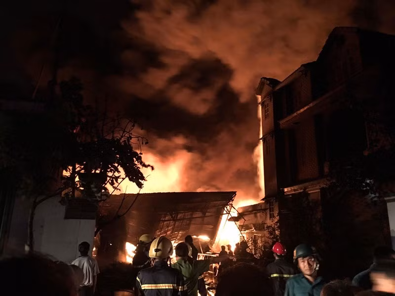 TPHCM: Chay kho dau hang tram canh sat dap lua xuyen dem-Hinh-2