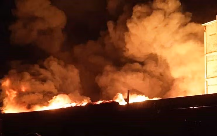 Cảnh sát PCCC đã điều động tổng cộng 10 đơn vị tham gia xử lý sự cố với 31 xe và 172 cán bộ chiến sĩ đến khống chế dập tắt đám cháy.