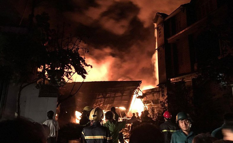 Vụ cháy đã khiến hàng trăm người dân sống quanh khu vực đã di tản ra khỏi nhà. Theo người quản lý kho khai với cơ quan công an thì thời điểm 19h40, người này khoá cửa kho để đi ra ngoài. 