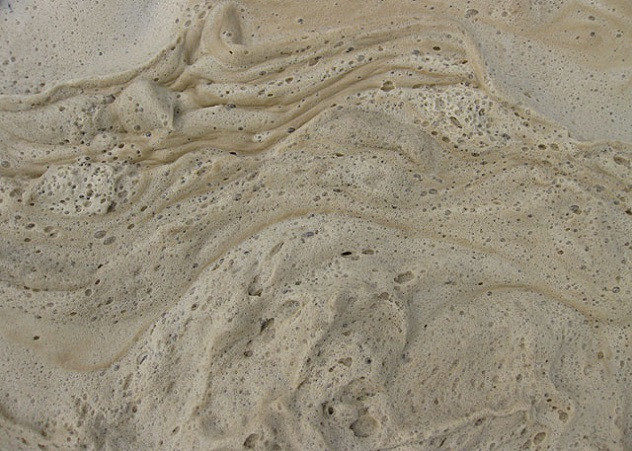 Từng lớp bọt màu kem sữa phủ lên trên bãi cát tạo thành hiện tượng bãi biển cappuccino rất thú vị. Tuy nhiên, nếu biết đám bọt này tạo thành từ bụi bẩn và các tạp chất khác thì có lẽ nó sẽ kém hấp dẫn hơn.