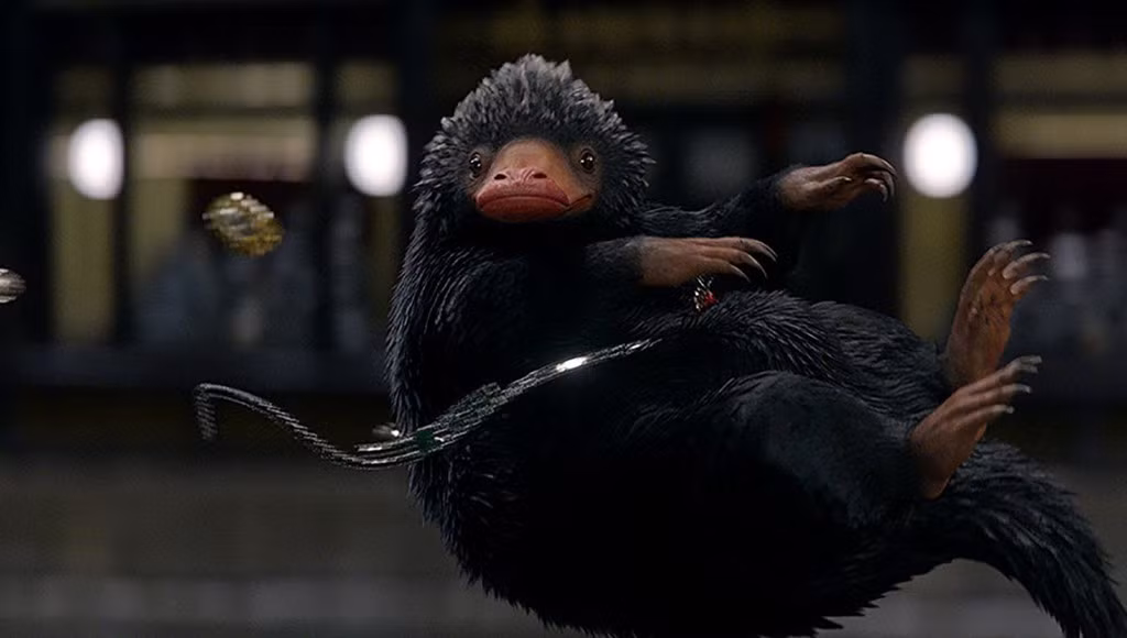 3. Niffler: Xuất hiện trong Fantasic Beasts and Where to Find Them, Niffler là "thú cưng" của Newt Scamander. Nó thuộc loài sinh vật gặm nhấm, có xuất xứ từ Anh quốc. Niffler rất hiền lành và thường quấn quýt với chủ. Tuy nhiên, loài này bị ám ảnh kỳ lạ với những thứ lấp lánh như trang sức, vàng bạc. Trong phim, Newt từng nhiều lần khổ sở vì thói quen "thó đồ" của Niffler. Những yêu tinh của ngân hàng phù thủy Gringotts thường nuôi chúng để đào hang giữ kho báu. Ảnh: Syfy Wire.