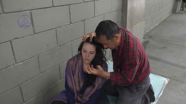 Nếu muốn thư giãn, bạn không cần phải đến spa. Bạn có thể tìm thấy nhân viên mát xa ở khắp mọi nơi. 