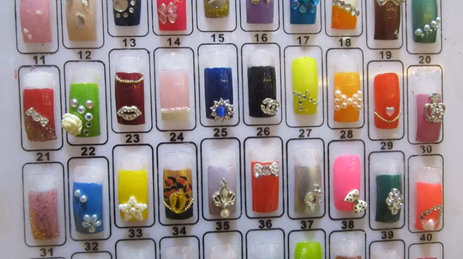 Làm nail cực đơn giản ở Trung Quốc.