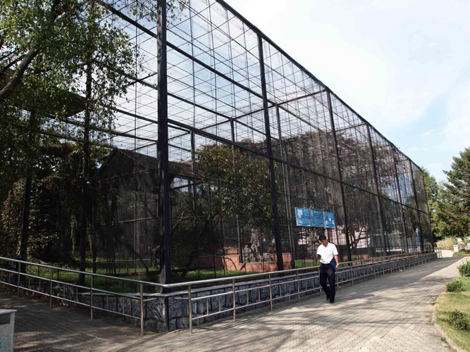 Hệ thống chuồng thú, nơi hàng trăm loài động vật nước ngoài được vận chuyển tới và lưu giữ ở đây. Các bức ảnh được chụp bởi Jonas Wahlstrom, giám đốc điều hành của một Vườn hoang dã ở Stockholm, Thụy Điển.