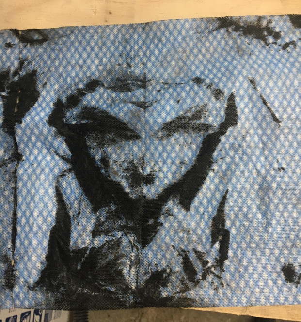 Lau bàn và thu hoạch được một tác phẩm trên chiếc giẻ lau