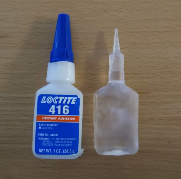 Keo dán trong lọ bị khô lại trông như một lọ keo