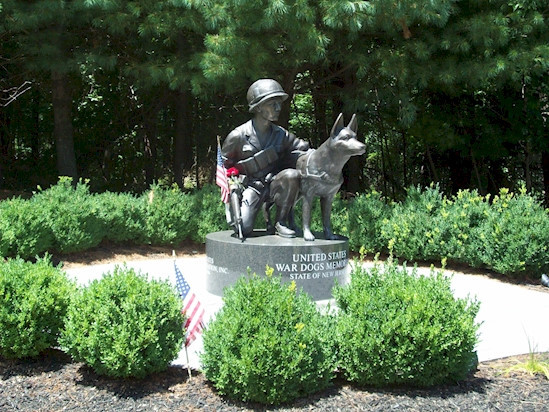 Có một khu vực riêng dùng để tưởng niệm những chú chó hi sinh trong chiến tranh được xây dựng vào năm 2006 ở Holmdel, New Jersey.