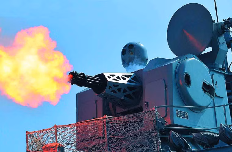 Hỏa lực bảo vệ của tàu sân bay sẽ gồm 3 bệ pháo phòng không Type 1130 CIWS và 3 bệ tên lửa tầm thấp HQ-10. Nguồn ảnh: Pinterest