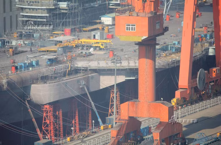 …khối thiết bị máy móc trên boong đang rút dần để lộ nhiều khoảng trống. Nguồn ảnh: Sina