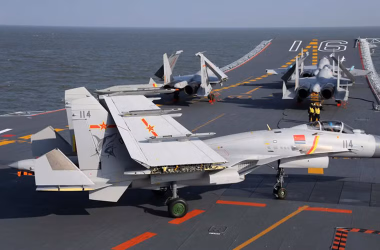 Hiện vẫn chưa rõ Trung Quốc sẽ trang bị cho Type 001A loại tiêm kích hạm nào, nhưng khả năng cao nhất đó vẫn là mẫu máy bay chiến đấu J-15 sao chép Su-33 của Nga. Nguồn ảnh: People.cn