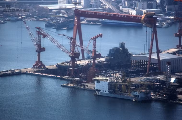 Type 001A có thể có lượng giãn nước toàn tải 65.000 tấn, dài 305m, rộng 72m, trang bị 8 nồi hơi cùng tuốc bin khí với 4 chân vịt cho tốc độ khoảng 32 hải lý/h, dự trữ hành trình 7.130km. Nguồn ảnh: Sina