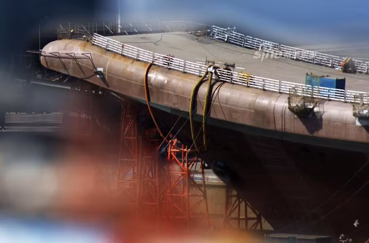 Tàu sân bay Type 001A được cho là sao chép y nguyên thiết kế tàu sân bay Liêu Ninh – vốn là thiết kế của Liên Xô với boong phóng kiểu nhảy cầu đặc trưng. Nguồn ảnh: Sina